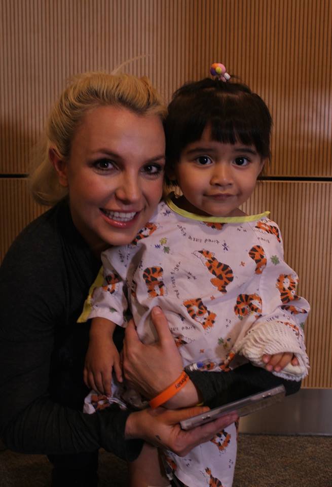 This is Britney Spears at a children’s hospital, spending time with a little girl who was battling cancer.