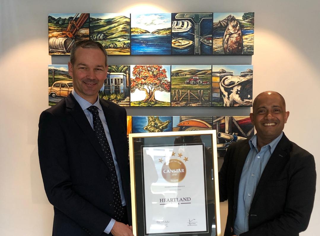 Congratulations to @HeartlandBankNZ Bank LTD for being awarded <a href="/CanstarNZ/">Canstar NZ</a> NZ Bank of the Year - Savings. CANSTAR NZ General Manager Jose George (right) with Heartland's Deputy Chief Financial Officer, Andrew Ford. 

canstar.co.nz/savings-accoun…
