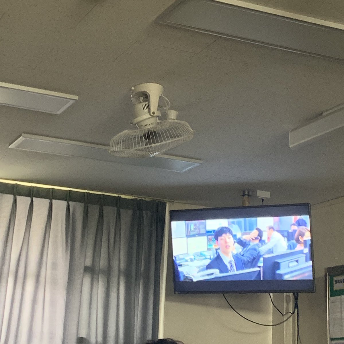 학교에서 돈 봄 ㅠㅠ 너무 오랜만에 들어왔다