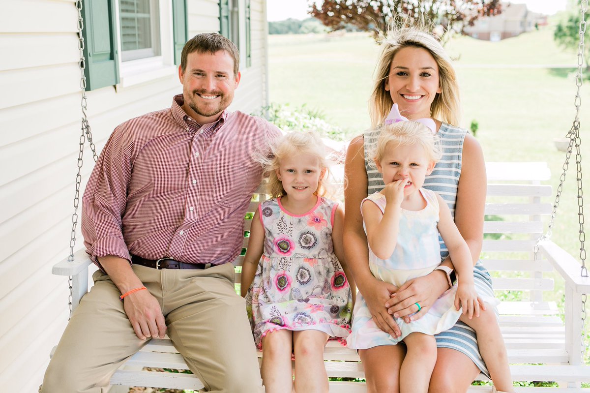 VtownAthletics1's tweet image. Welcome to our Vilonia family Coach David Smith, wife Danielle, and daughters Rhyann and Ivy!  Coach Smith will work with our 7th grade programs.  @viloniaschools @ViloniaF @JrVilonia @v_eaglebball @vil