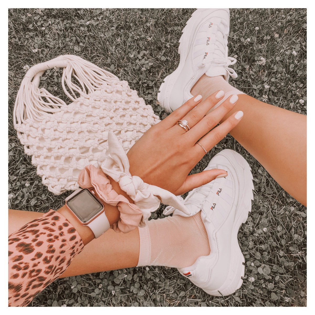 These bow scrunchies from Tansy And Mae are such pretty little details that come in super handy on a busy Monday like this one ✨ They have detachable bows so you can wear them 3 ways- regular, as a bow scrunchie, or use the bow as a cute way to finish a braid 🌹