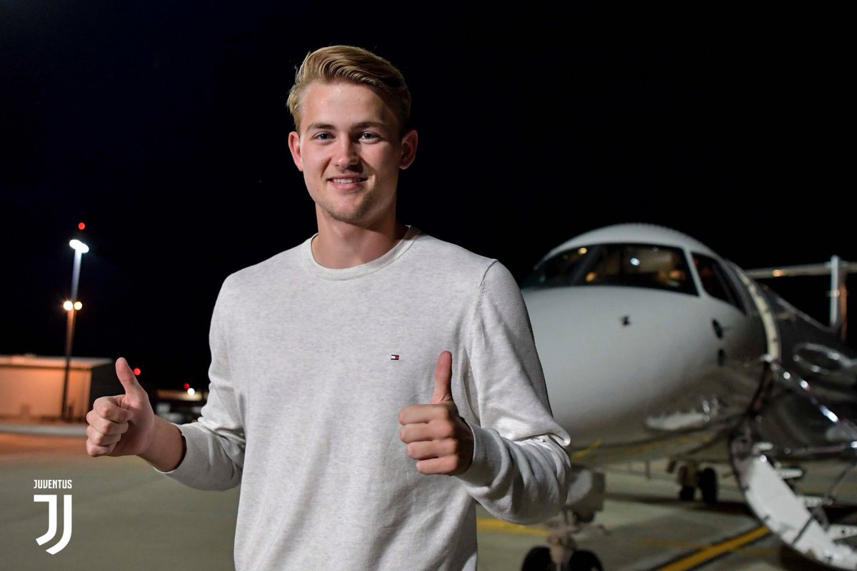 footluIND's tweet photo. "Touch down! The young Dutchman has flown into Turin " 
That's it @juventusfc confirms it https://t.co/Nv72W4zLgQ