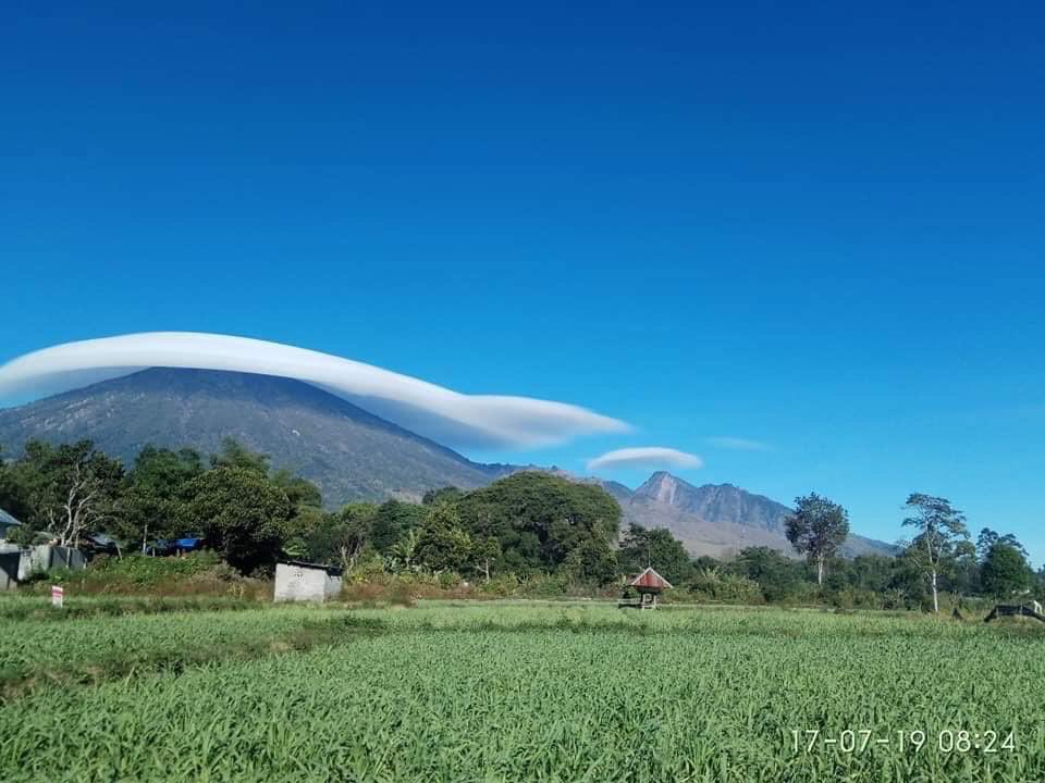 31. Gambar di bawah adalah gambar awan tudung alias altokumulus lentikularis.Tampak indah dan tenang, namun sejatinya awan tersebut membawa angin kencang dan pertanda cuaca buruk bagi pendaki.  @suryadelalu