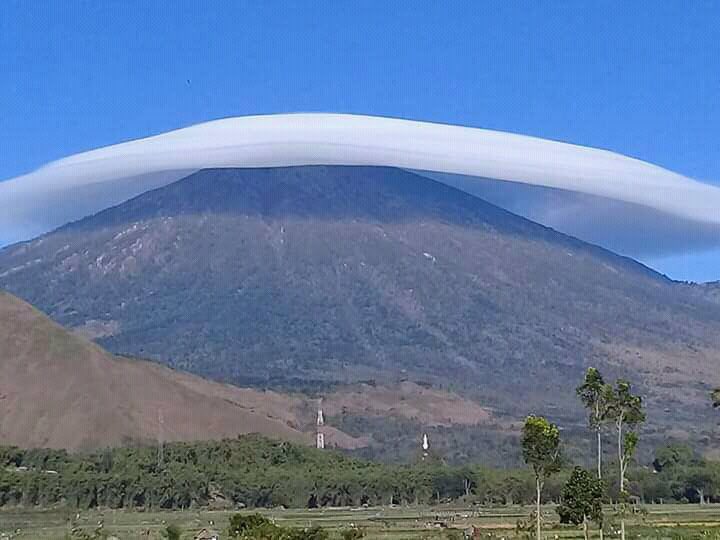 31. Gambar di bawah adalah gambar awan tudung alias altokumulus lentikularis.Tampak indah dan tenang, namun sejatinya awan tersebut membawa angin kencang dan pertanda cuaca buruk bagi pendaki.  @suryadelalu