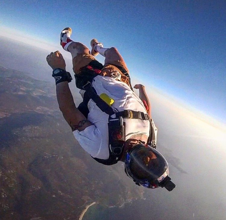BoneheadHelmets's tweet photo. Getting on level #zoomzoom
#flyaero #madeinusa
#corse #sun #sea #skydive #skydiver #kiff #friends #boneheadcomposites #sunpathproducts #fuckyeah https://t.co/XIXk1qFspe