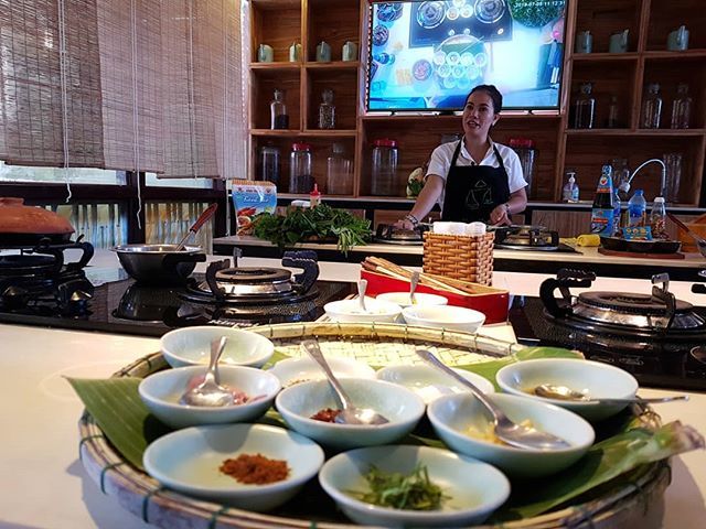 YukiTalksFast's tweet photo. A private cooking class with just the two of us in our own little A/C-ed room. Everybody has to do this on their next trip! 👨🍳👩🍳
#KensingtonTours #privateguided #cookingclass #privateclass #HoiAn #Vietnam #travel https://t.co/c6igtPZgII https://t.co/VkUoFzd5zU