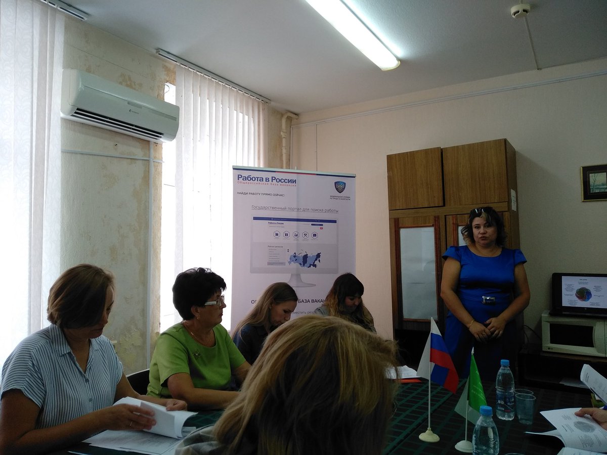 Один из вопросов - проект "50+": информация о проекте, условия участия, промежуточные результаты и другие подробности. Запланированы и другие мероприятия. Сейчас начинается ярмарка вакансий и учебных рабочих мест. Они также проводятся сегодня во всех районах области. #Ульяновск