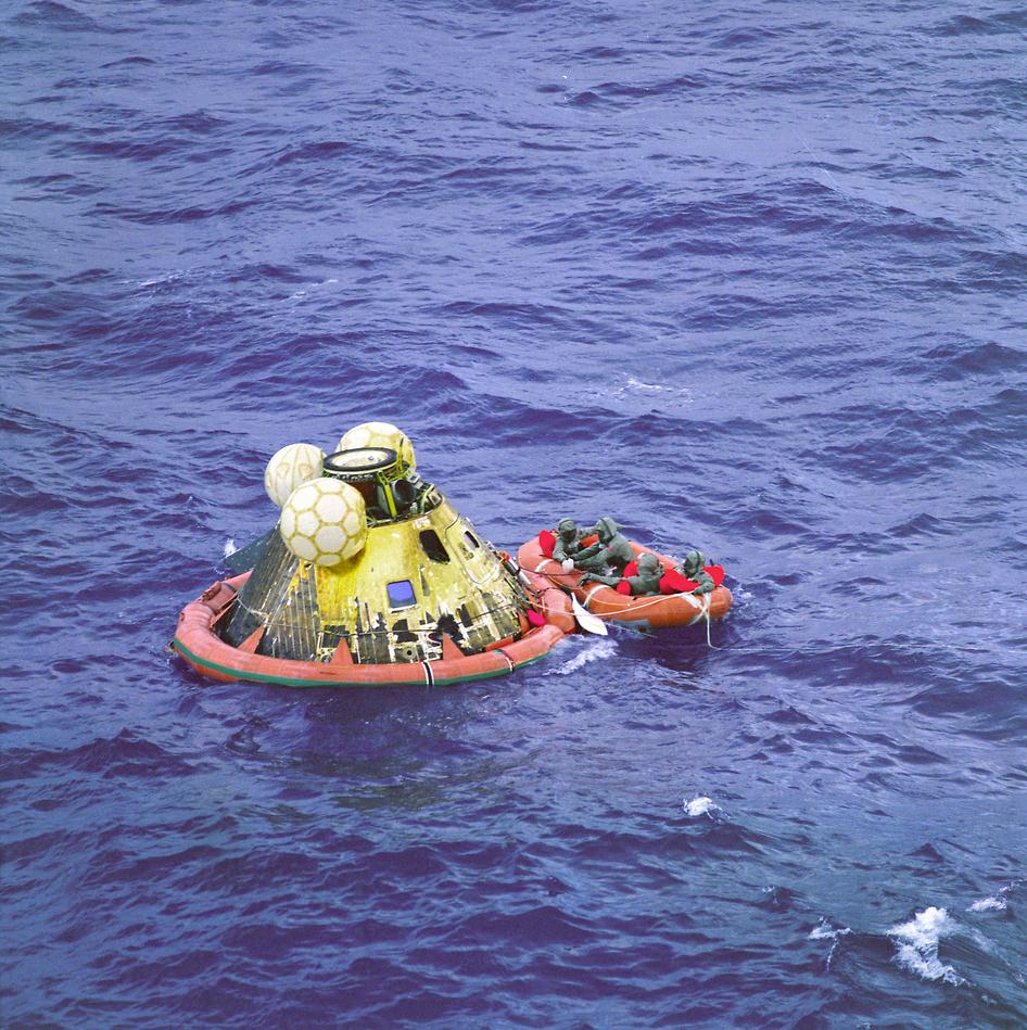 #4oclockfact via <a href="/AusSpaceAgency/">Australian Space Agency</a>

'Splashdown' happened today, 50 years ago, ~1500 km off Hawaii 💦

At launch, the Command Service Module and Lunar Module together weighed 45,702 kg. Only the Command Module returned to Earth, and it weighed just 4,932 kg.

#Apollo50Aus 📸:<a href="/NASA/">NASA</a>