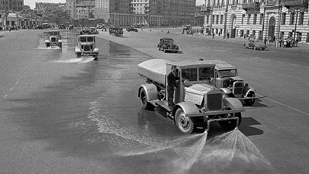 17 июля 1944 «парад побежденных» – через Москву под конвоем более 3 часов шли 57600 немецких военнопленных. После немцев улицы Москвы были демонстративно помыты
