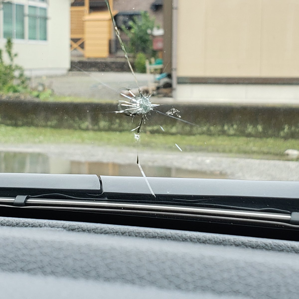 種火の浅岡友菜 多分 草刈り機による飛び石 しかも 6月30日に納車したばかり ショックすぎる W