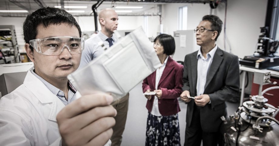 UOW's tweet photo. Is sodium the answer to our renewable energy storage needs? As cheap as (salted) chips, sodium has a near-unlimited supply. And thanks to a team of UOW researchers, inexpensive and reliable sodium-ion batteries are only a few years away https://t.co/Tbybst4Urv https://t.co/CDCv9nmbzC