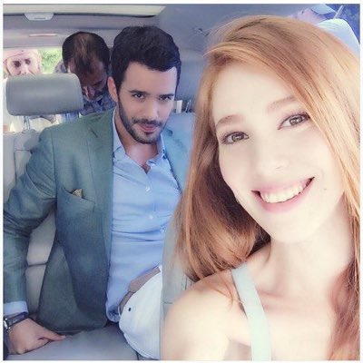 DefneTopalCL's tweet photo. Selfie com el más guapo, mi @OmerIplikciCL ❤️#ElçinSangu 🇨🇱 #KiralikAşk #LoveForRent #AmorDeAlquiler #DefÖm #ElBar #BarisArduc #YeniProfilResmi #NuevaFotoDePerfil https://t.co/wtWUlrJQGn