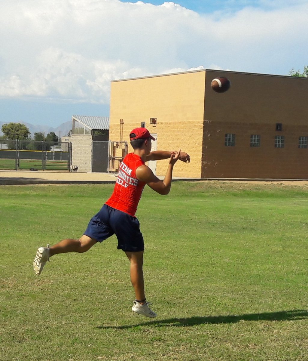 Elev8QBacademy's tweet image. @J_mo08 @HaskellWilliam4 @trevormessing @pwnavarro13 out putting in that work this off season @elev8academy @quarterbackmag @KevinMcCabeFSAZ