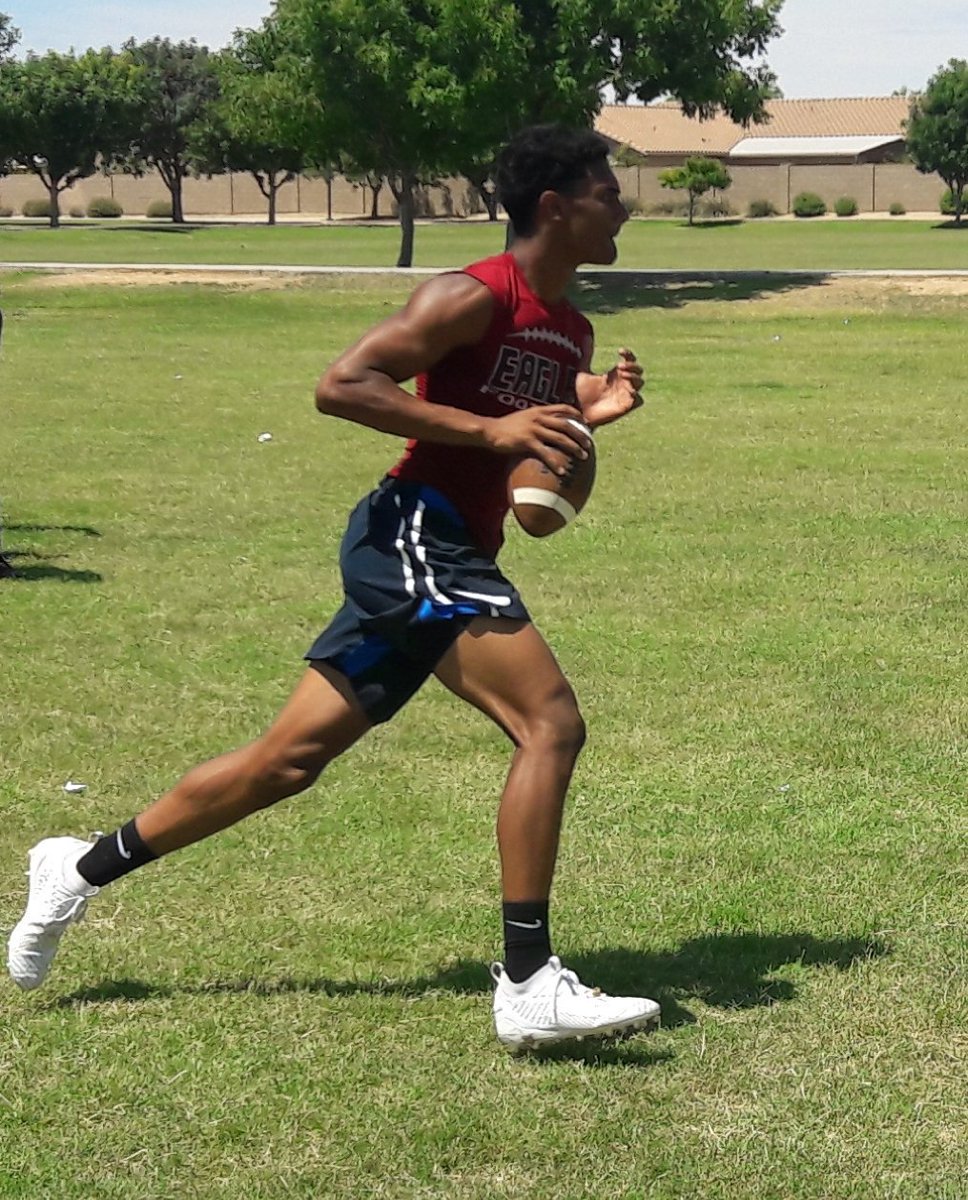 Elev8QBacademy's tweet image. @J_mo08 @HaskellWilliam4 @trevormessing @pwnavarro13 out putting in that work this off season @elev8academy @quarterbackmag @KevinMcCabeFSAZ