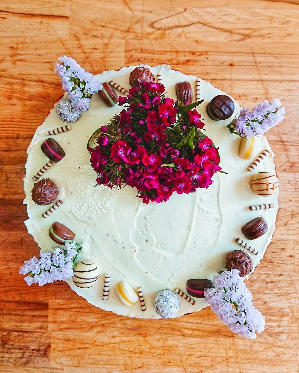 Süße Überraschung für den Studienabschluss 👩‍🎓🙌🎂😄
#überraschung #feier #karottenkuchen
 #carrotcake #cake #kuchen #celebration #geschenk #freude #abschlussfeier
#cakes  #cakesofinstagram #foodie #frankfurt #frankfurtliebe #frankfurtdubistsowunderbar #cakesofbornheim #Morcolade
