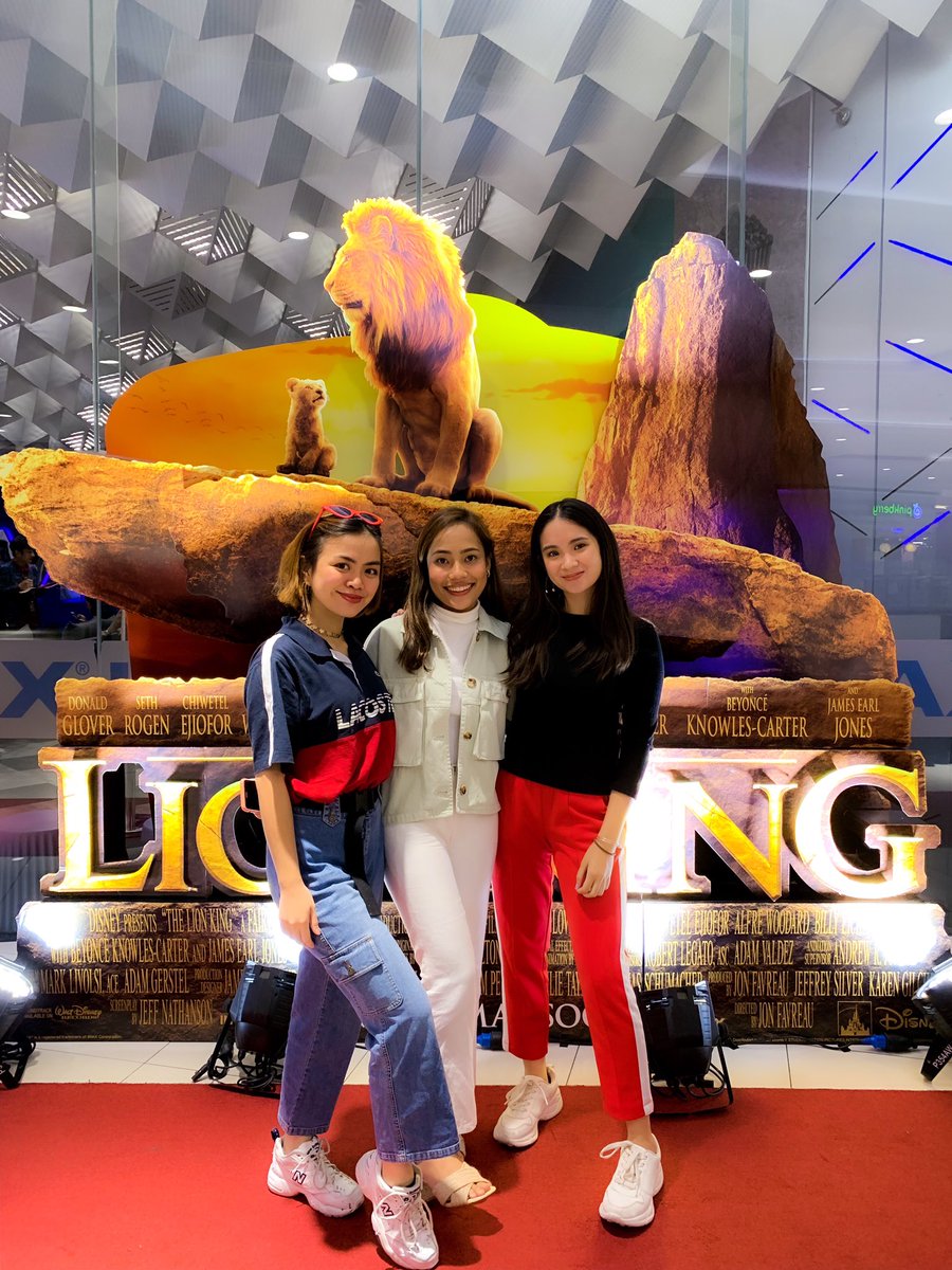 RXRadio1's tweet photo. Can you feel the love tonight? π¦β₯οΈ
Our *very single* SJs @atchua16, @karlahabs and @beypinlac felt all the love from the Monsters who joined us as we watched The Lion King in IMAX last night! π₯°
#PerksOfBeingAMonster
#ThisIsRadio1 https://t.co/2fffRY2zjM