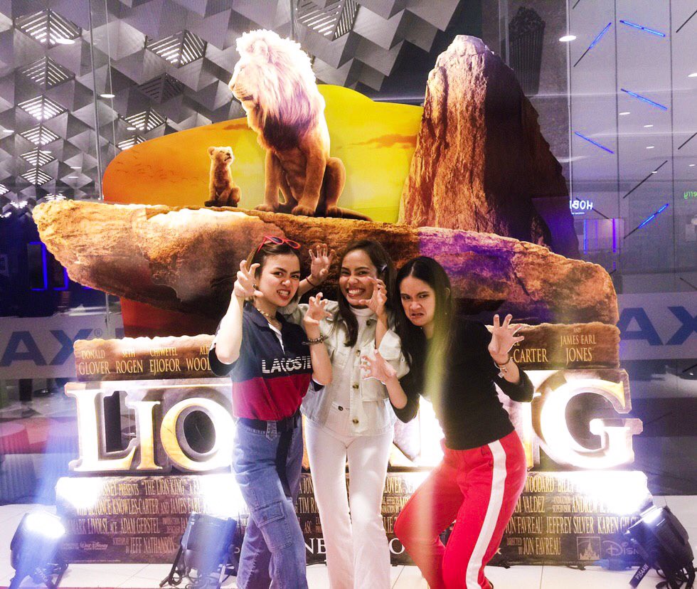 RXRadio1's tweet photo. Can you feel the love tonight? π¦β₯οΈ
Our *very single* SJs @atchua16, @karlahabs and @beypinlac felt all the love from the Monsters who joined us as we watched The Lion King in IMAX last night! π₯°
#PerksOfBeingAMonster
#ThisIsRadio1 https://t.co/2fffRY2zjM