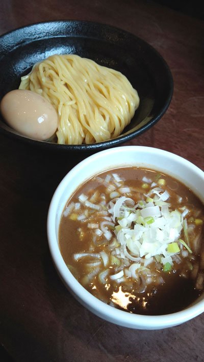 anixanix's tweet photo. レジスタ　三郷
濃厚つけ麺��味玉！美味しいです！
ネギのコリッコリの食感が楽しい！
節の香りと、時々現れる柚子？のアクセントが
とても良い。濃厚だけど、くどくない。 https://t.co/wvwQSoYV3H