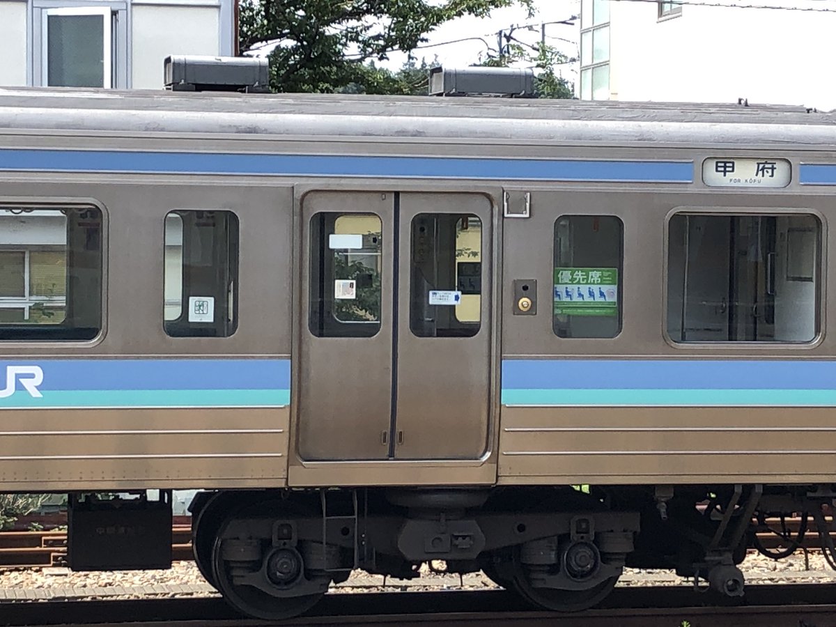 先月より211系長野車ドアステッカーが新しいものに置き換えられている