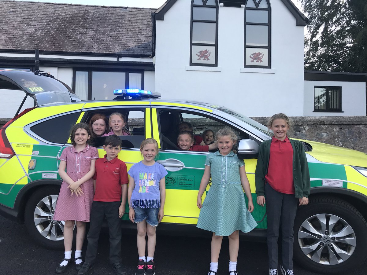 ffilambrecht's tweet photo. Great fun @URDDFFAW #adrancarmel paramedics in the making with fab sling skills but even better understanding and #CPR skills 🚑 Da iawn blant #cymraeg #lifesavers @siarterFfaW @WelshAmbulance https://t.co/qUsRSJEUSD