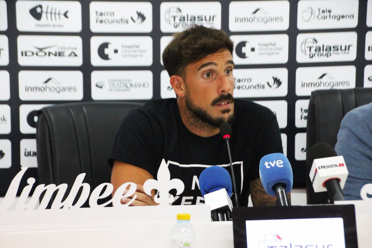 Mar Martínez responde a los medios de comunicación en su presentación como nuevo jugador del FC Cartagena.