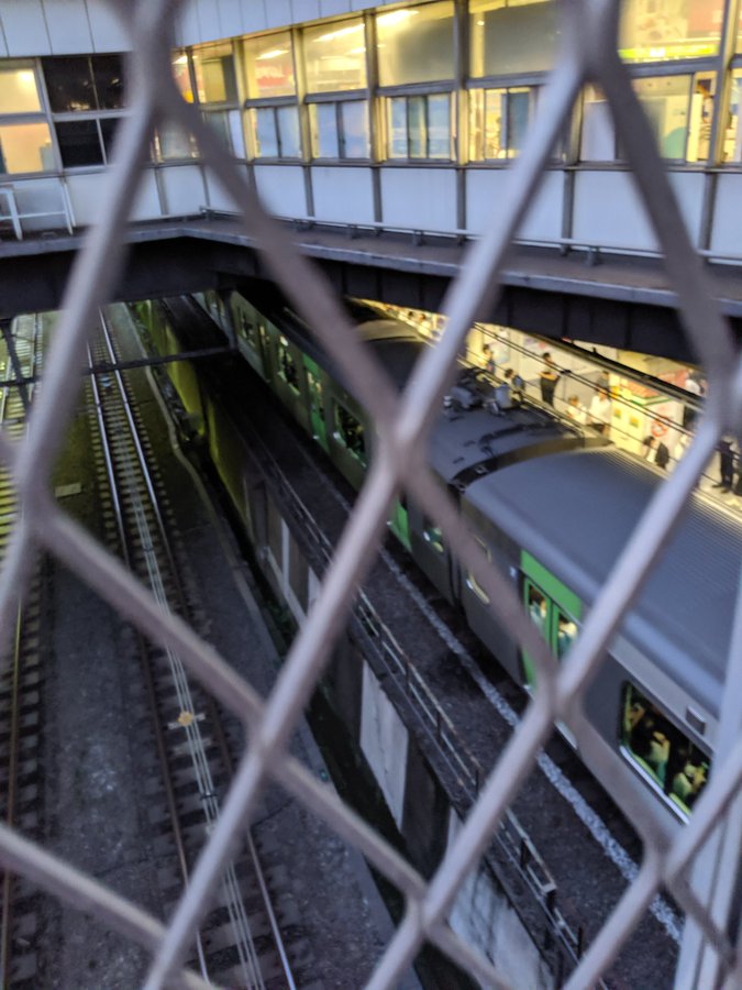 山手線の新宿駅の電車内で喧嘩が起き電車が止まっている画像