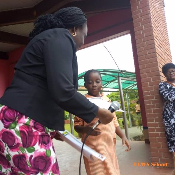 ULWS School year 3 pupils all participated in the Pillow Art 'I create Club' competition and Olopade Maimunah emerged the overall winner in the school. The Head teacher presenting a certificate to Olopade Maimunah. #icreateclub#pillowart#vitafoam#ulwsschool.