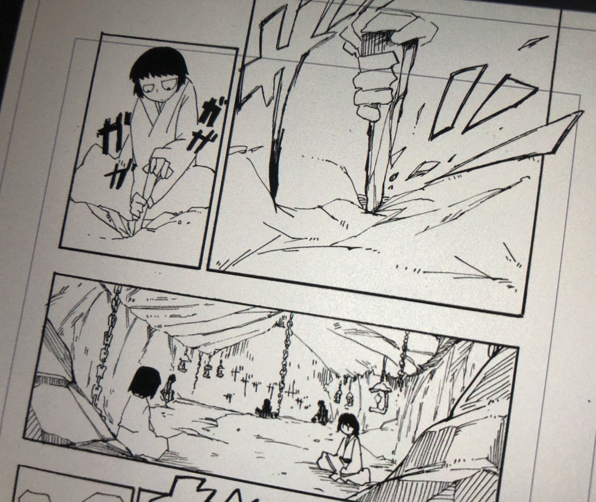 この、主観から客観に切り替えるってのは漫画の冒頭で本当によく使ってる。
ストーリーの状況説明にテキストを使わずに、かつ、演出的に面白いテンポを生む。1コマ目で状況説明しきらないってのは、ストーリーの圧縮になるし、説明しきってなくても分かったつもりになって読める。