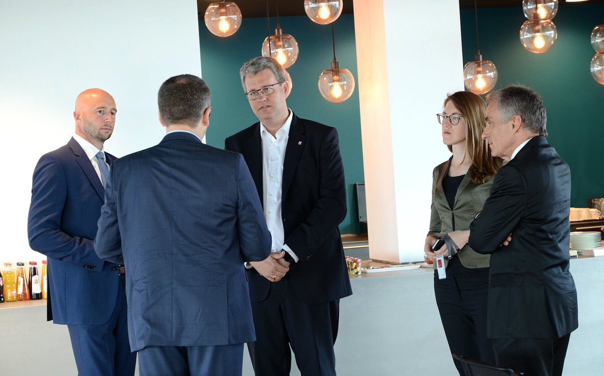 GlobalDC_DACH's tweet photo. CIO von Hessen (@RegHessen), Herr StS Burghardt (@PBurghardt) besucht gemeinsam mit Roland #Jabkowski und MdL @miriam_dahlke den größten #Rechenzentrums-Standort von @eshelter_de in @Stadt_FFM. 

U.a. diese Themen: 
#DataCenter in #Hessen 
#DigitaleVerwaltung
#CyberSecurity in D https://t.co/wSguMglZOQ
