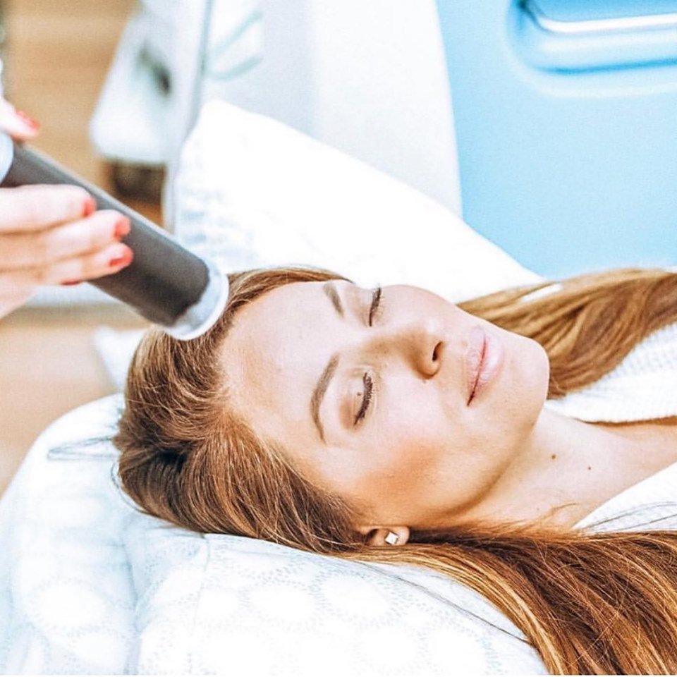 CRYOHDOfficial's tweet photo. Cool down and treat yourself to a refreshing Cryo Facial - not only does it help with anti-ageing and collagen production but it also gives you an undeniable glow which is perfect for that special night out 💆🏼‍♀️
.
.
.
#cryo #cryofacial #metrumcryoflex #cryotmed #collagen https://t.co/haNhXeGz50