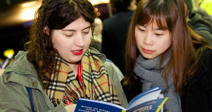 RRII_UEx's tweet photo. ¿Eres estudiante de la UEx y quieres ser tutor de un estudiante internacional?🌍✨
El #ProgramaTutor #UExBuddy es tu gran oportunidad para disfrutar de la experiencia de compartir momentos con personas de otros países.
Inscríbete antes del 24 de julio 👏😉https://t.co/9xHmKGK3UA https://t.co/WBNQjecImb