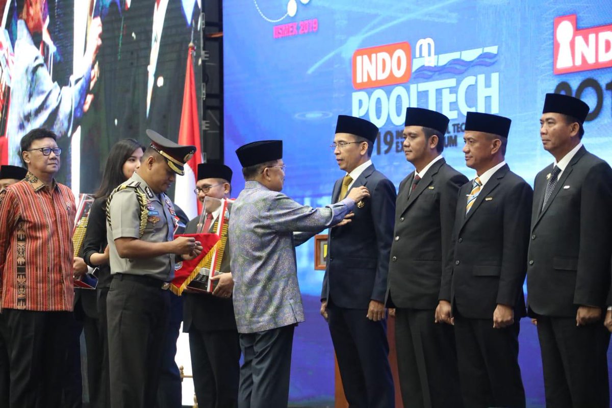 CbbHeryanto's tweet photo. Penganugerahan Tanda Kehormatan Satyalencana Karya Bhakti Praja Nugraha Oleh Presiden RI Bpk Joko Widodo kepada TGB Dr KH Muhammad Zainul Majdi Lc MA Gubernur NTB 2013-2018 yg di serahkan oleh Wakil Presiden Bpk Yusuf Kalla di JCC Jakarta Rabu 17 Juli 2019. https://t.co/VduOjRtA9T