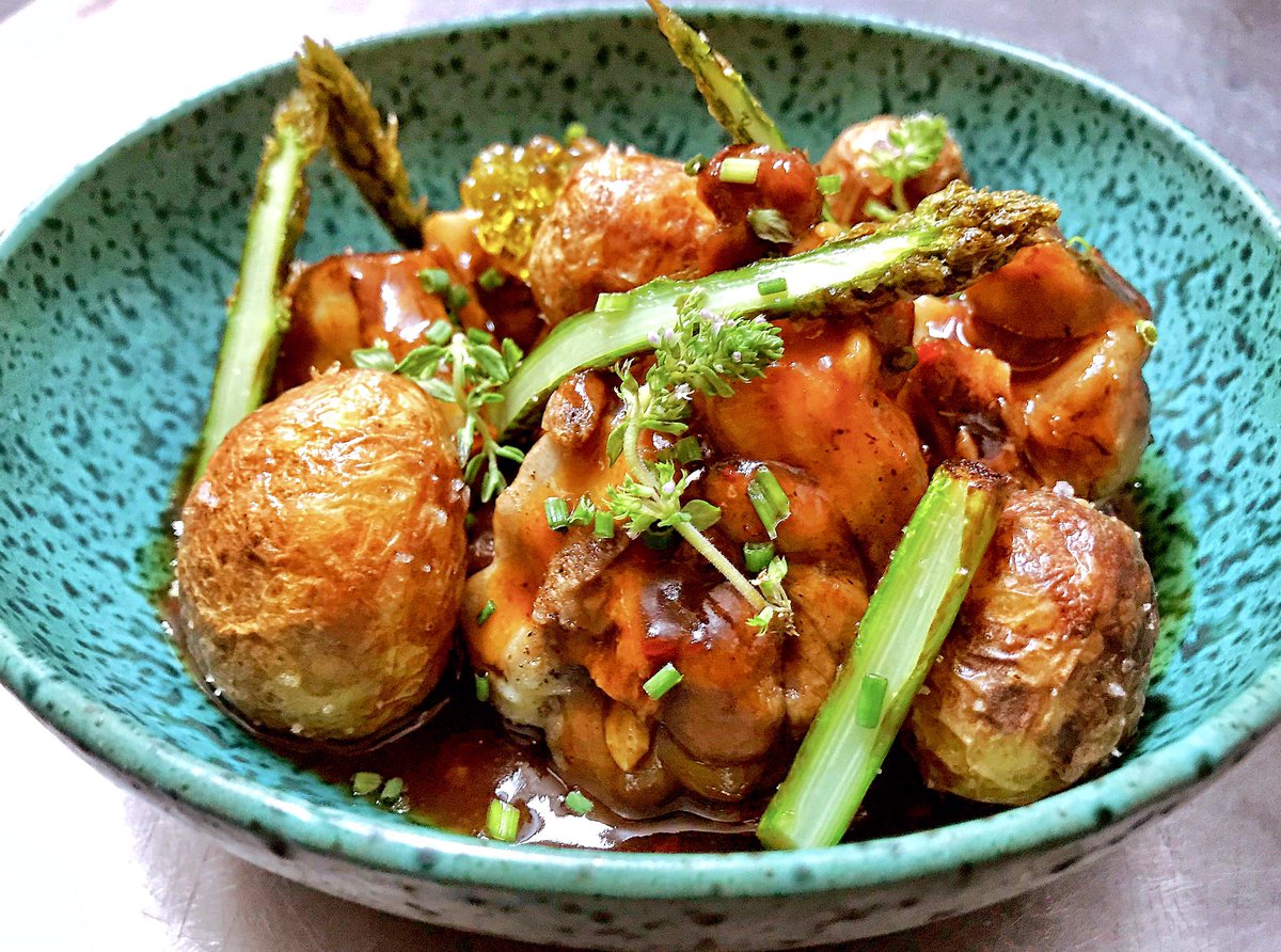 Buenos mediodías con el menú express de Sukalki
Tres primeros para picar un poco de todo.
Un segundo a elegir entre carne y pescado.
Y para terminar un postre acompañado helado.
16€ iva incl.
De lunes a viernes (martes cerrado) de 13:00 a 16:00
Reservas en el 945279654
On egin!