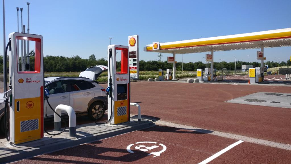 Shell_Nederland's tweet image. Ze zijn er! De eerste 150 kW #ShellRecharge laadpalen. ⚡ We plaatsen er tweehonderd in Nederland. #elektrischrijden go.shell.com/30CSfDT