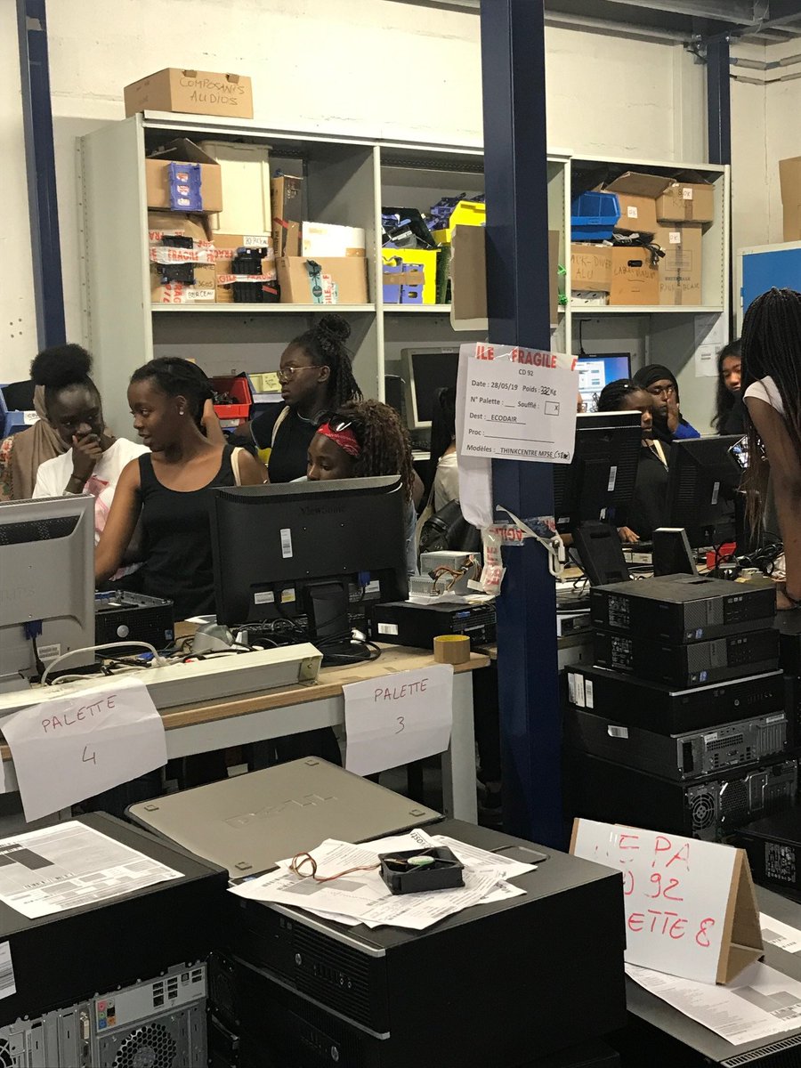 Ecodair_ESS's tweet image. Ce matin, accueil de @BecomtechFr et des jeunes du programme #pedagogique JUMP IN TECH, heureux de faire découvrir le #reconditionnement de faire visiter nos ateliers et de partager nos connaissances #atelier montage/démontage #numerique #formation #informatiquepourtous