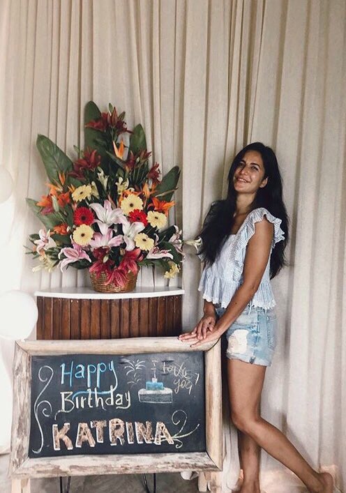 itskaytobeyou's tweet photo. Aww! Katrina is so so happy. ๐ฅณ๐๐ฅฐ #KatrinaKaif #HappyBirthdayKatrinaKaif #CheersTo36 https://t.co/eMe2JFgbVp