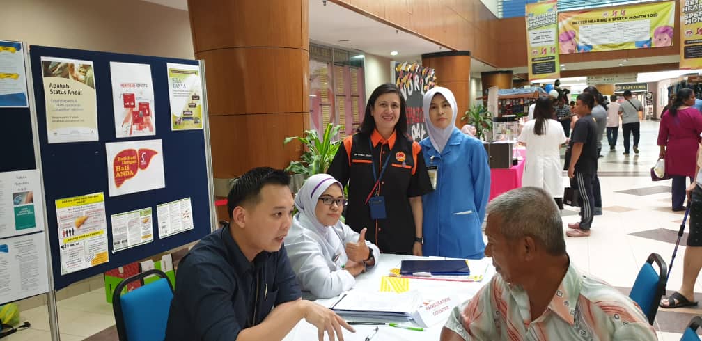 SasiKala88's tweet photo. I was so excited to support Hospital Selayang team today, they did massive HCV screening within short time and covered with Hep B&C talk, organ donation camp, food education and games. Congratulations for the team efforts #MYmissingmillions #HCV #DGHisham #DNDiSEA #DNDi #FINDdx https://t.co/S7nQ8HdiUL
