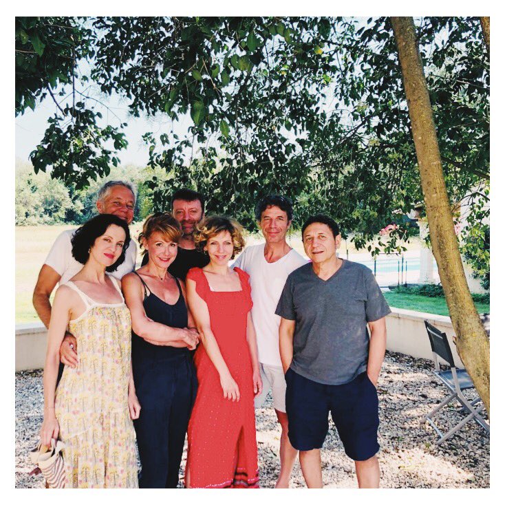 💰 « A qui appartiennent les 2€20 abandonnés sur une petite table dans la maison de vacances où 6 amis se sont réunis ? » Réponse au <a href="/TheatreActuel/">Théâtre Actuel Avignon</a> tous les jours à 19h10 ! #OFF2019 #Avignon