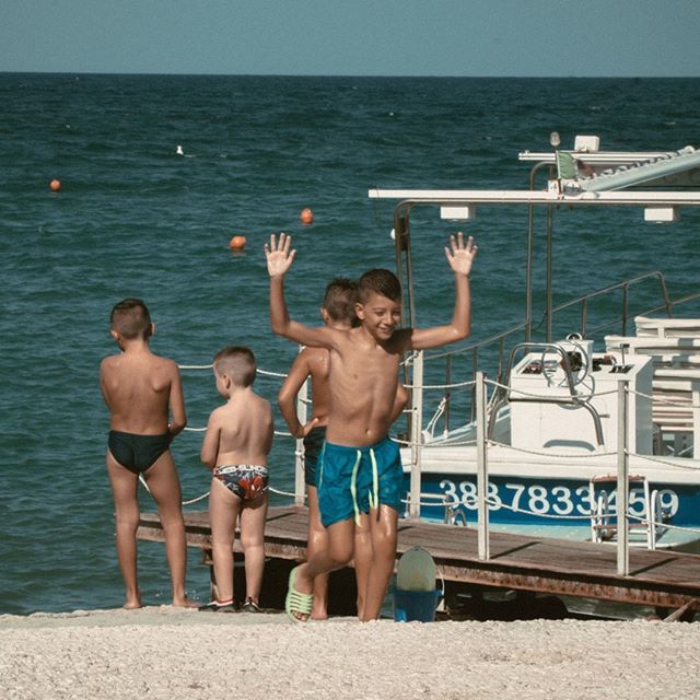 lytcheetv's tweet photo. Italian style! Tu ne trouves pas que les Italiens ont le style dès qu’ils sont petits? Cette photo me donne envie d’être au bord de la mer et de profiter du soleil! Très bel été à tous! ☀️⠀
.⠀
.⠀
Italian style! Don't you think Italians have the style… https://t.co/YnpdmH4DOb https://t.co/KjYY2gb214