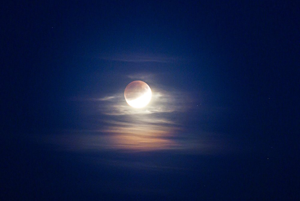PhilCLancaster's tweet photo. Moon eclipse https://t.co/7ZGlXSM6mc