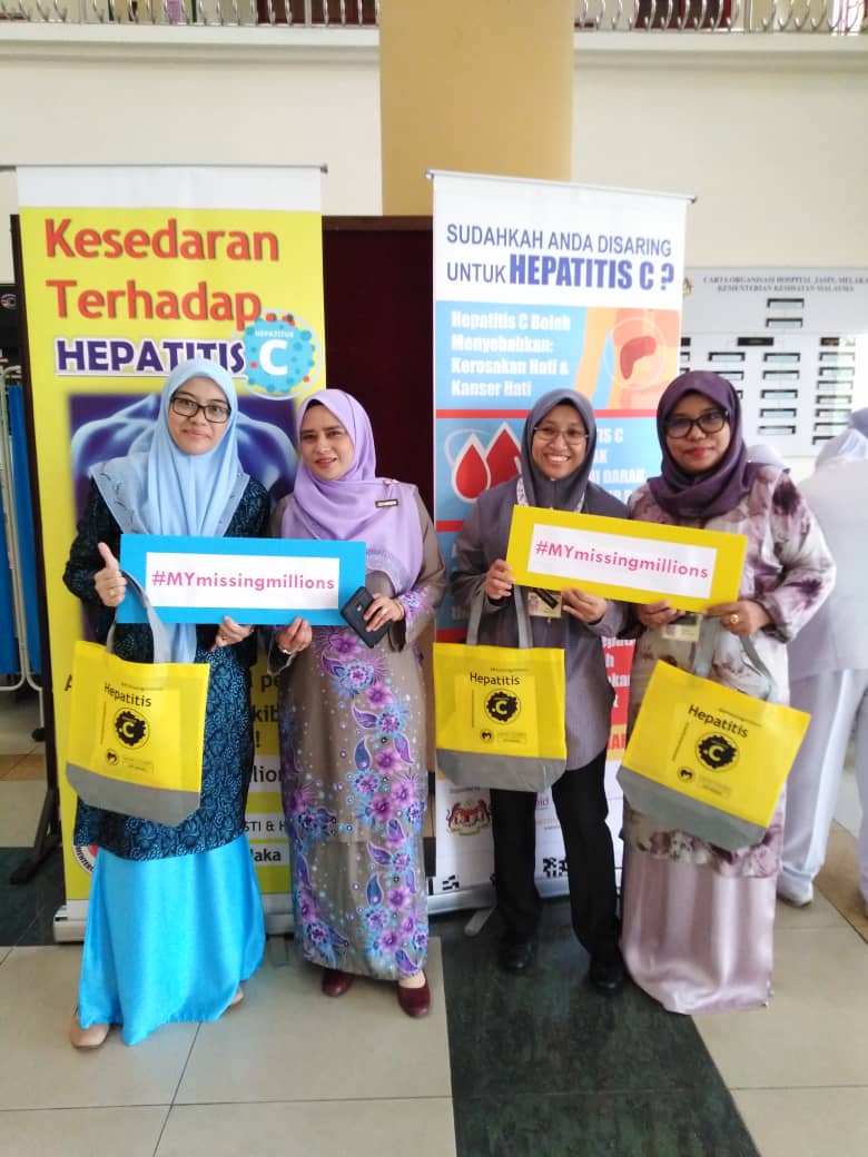 SasiKala88's tweet photo. Great team efforts at Hospital Jasin Malacca. Yellow attracts more volunteers to be screened, smart tactics to gather the crowd and continue educating the communities #MYmissingmillions #DNDiSEA #FINDdx #HCV #DGHisham #dontignorewhatucantc #DNDi https://t.co/Zds4LUoIxb