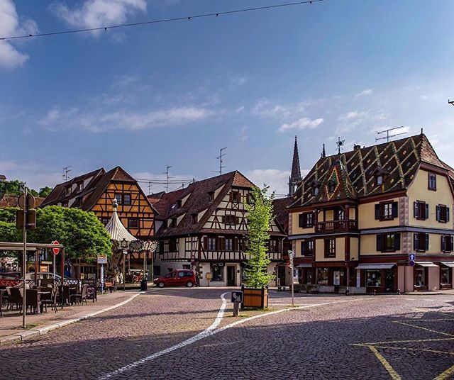 📷 @guillaumetaron
Sélection <a href="/unefillenalsace/">Céline #UneFilleEnAlsace</a> - - - - - -
OBERNAI - ALSACE - FRANCE 
La région d’Obernai, propriété des ducs d’Alsace au VIIème siècle, est connue pour être le lieu de naissance de Sainte Odile, fille du Duc Etichon. 
Le nom d’Obernai apparaît vers 1240, lorsq…