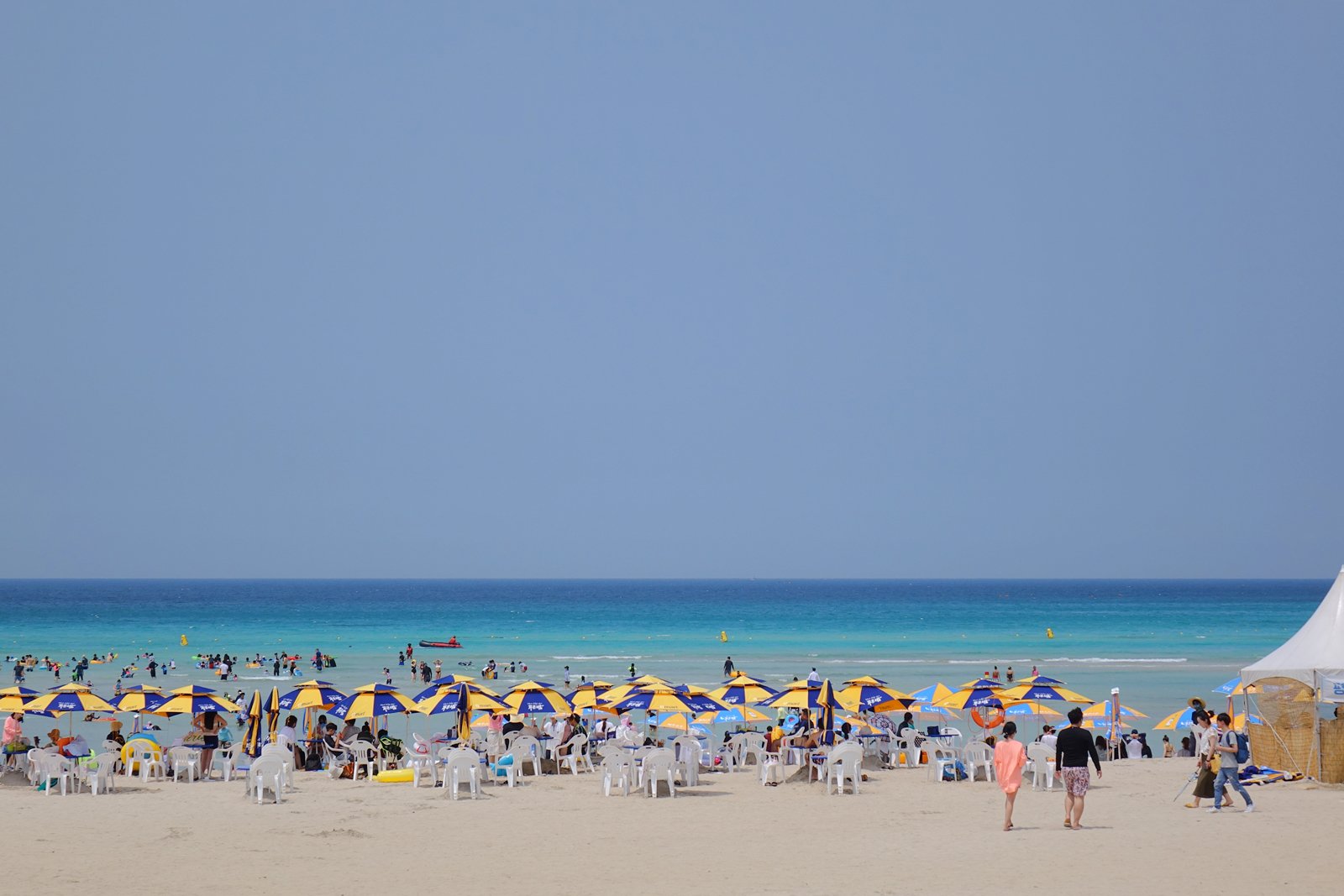 済州観光公社 エメラルドグリーンのビーチ 美しい海の色が魅力のハムドクのビーチ 済州市内からのアクセスも便利です 6 22 8 31の海開きの期間は パラソルや浮き輪 シャワー室などの貸出もされ 19 21時まで夜間遊泳も可能です 詳しく