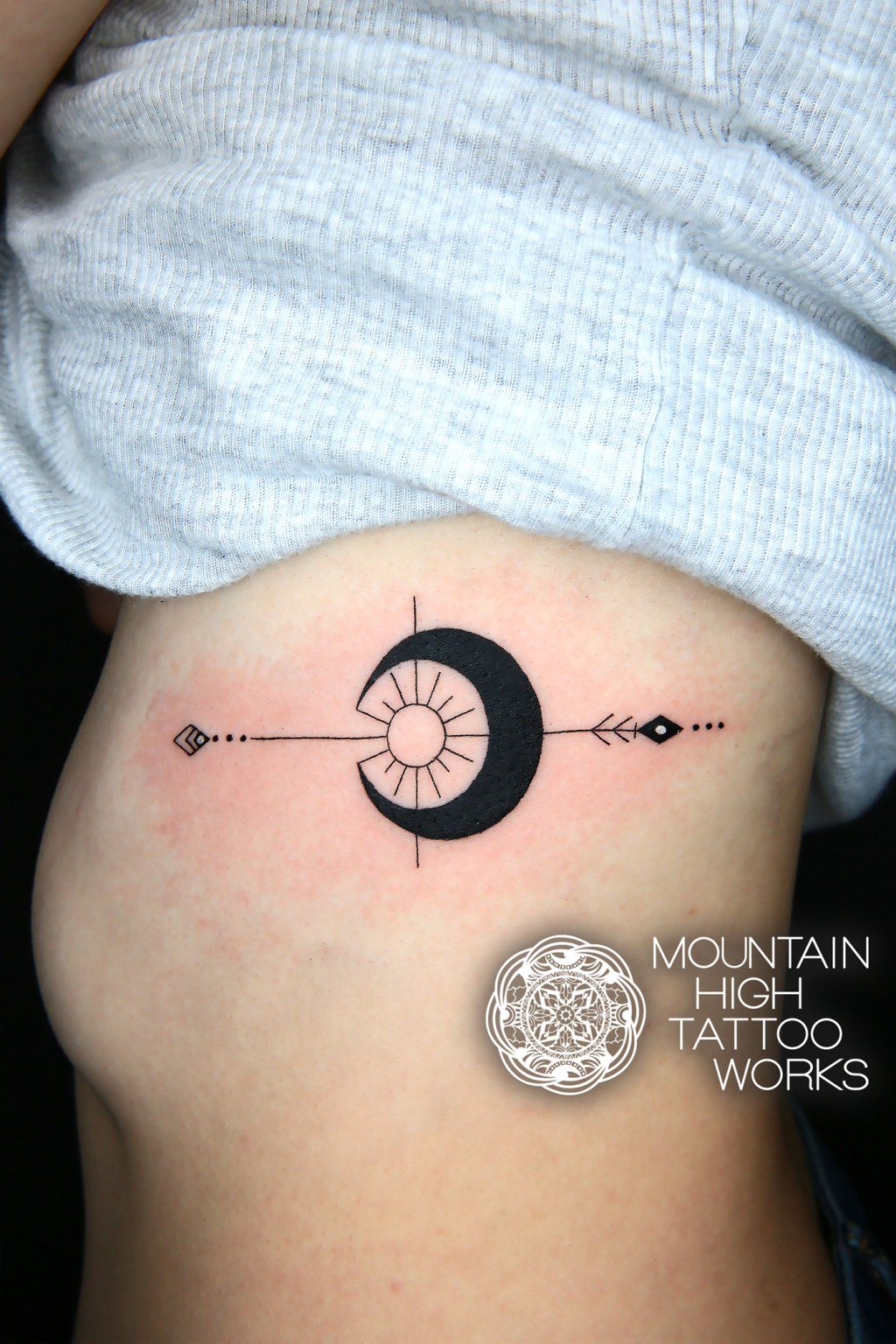 札幌のタトゥースタジオ Mountain High Tattoo Works 太陽と月のジオメトリックタトゥー T Co D0l5o3ncx9 T Co Kbnwzgartg Twitter