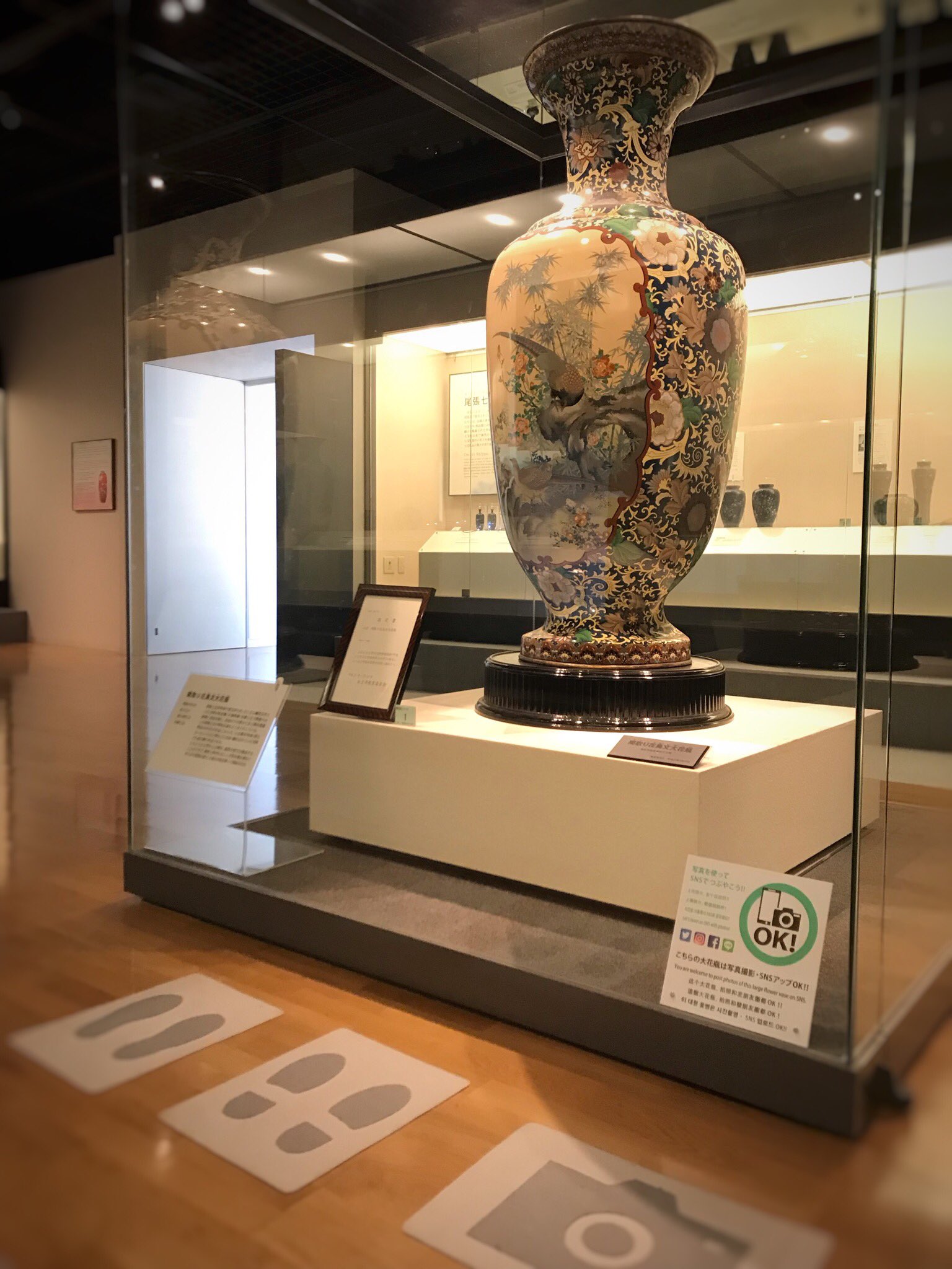 まぁ 先日 あま市七宝焼アートヴィレッジ行ってきました 天皇皇后両陛下が立ったところ 足あとにあわせて立ってきましたよwww 写真sns Okだったので撮ってきました 愛知県 あま市 七宝焼 アートヴィレッジ あま市七宝焼アートヴィレッジ 天皇皇后両