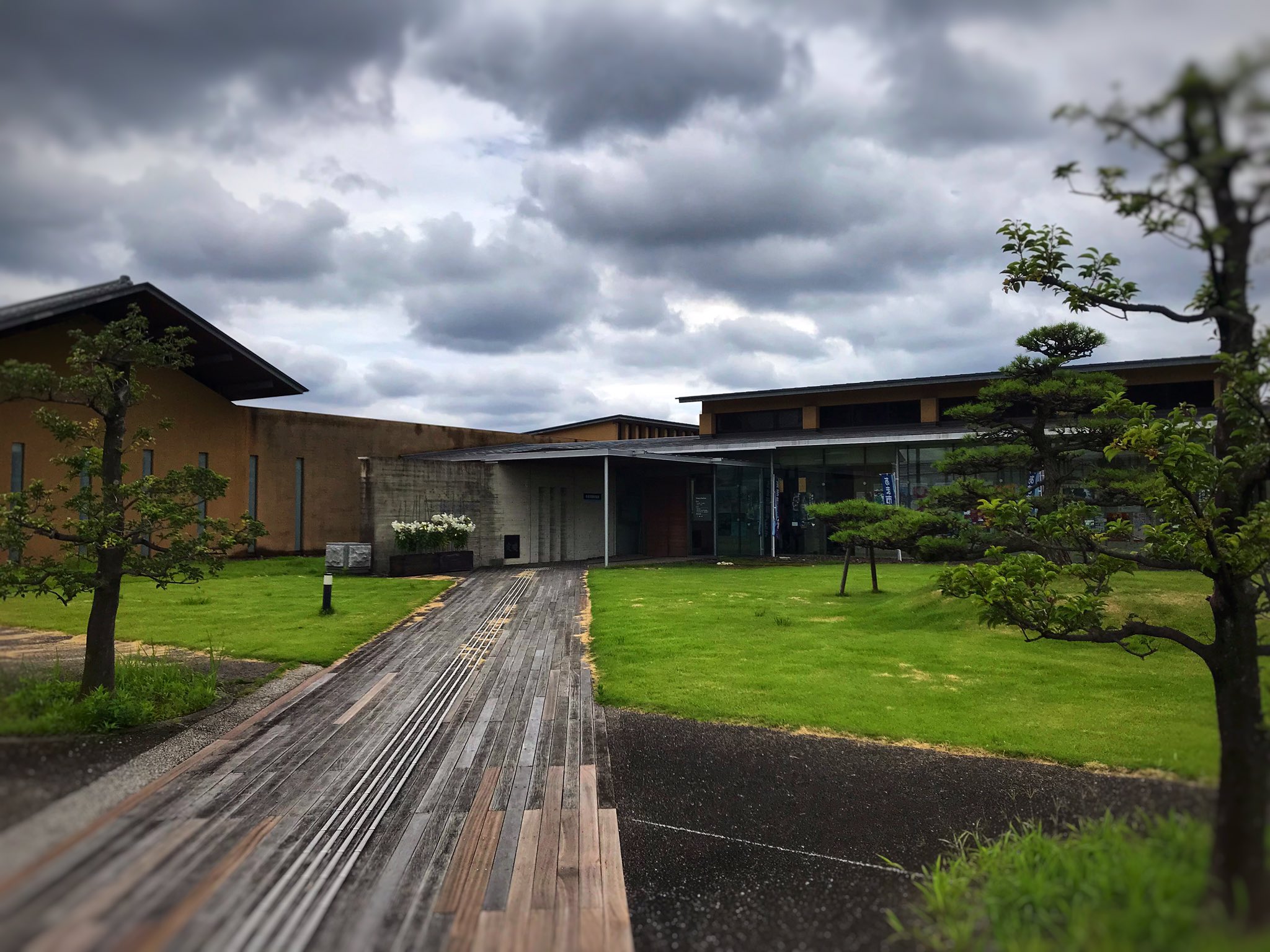 まぁ 先日 あま市七宝焼アートヴィレッジ行ってきました 天皇皇后両陛下が立ったところ 足あとにあわせて立ってきましたよwww 写真sns Okだったので撮ってきました 愛知県 あま市 七宝焼 アートヴィレッジ あま市七宝焼アートヴィレッジ 天皇皇后両