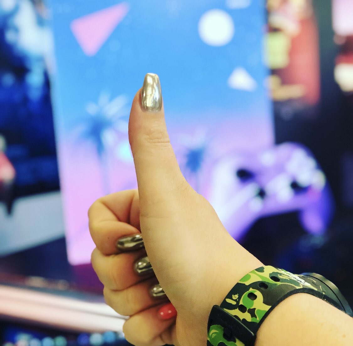 GMaxee's tweet photo. Einfach mal einen Daumen hoch für deinen Tag heute ... und jetzt weiterscrollen 👍 https://t.co/t7fTTb6Z04