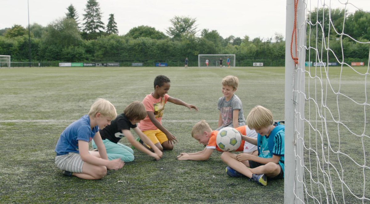 Nieuws: drie jaar na <a href="/ZEMBLA/">Zembla</a> 'Gevaarlijk spel' concluderen vier wetenschappers dat de NL overheid ouders moet adviseren hun kinderen zo min mogelijk in contact te laten komen met rubbergranulaat. 'Hand- en mondcontact moet zoveel mogelijk worden vermeden.' ntvg.nl/artikelen/rubb…