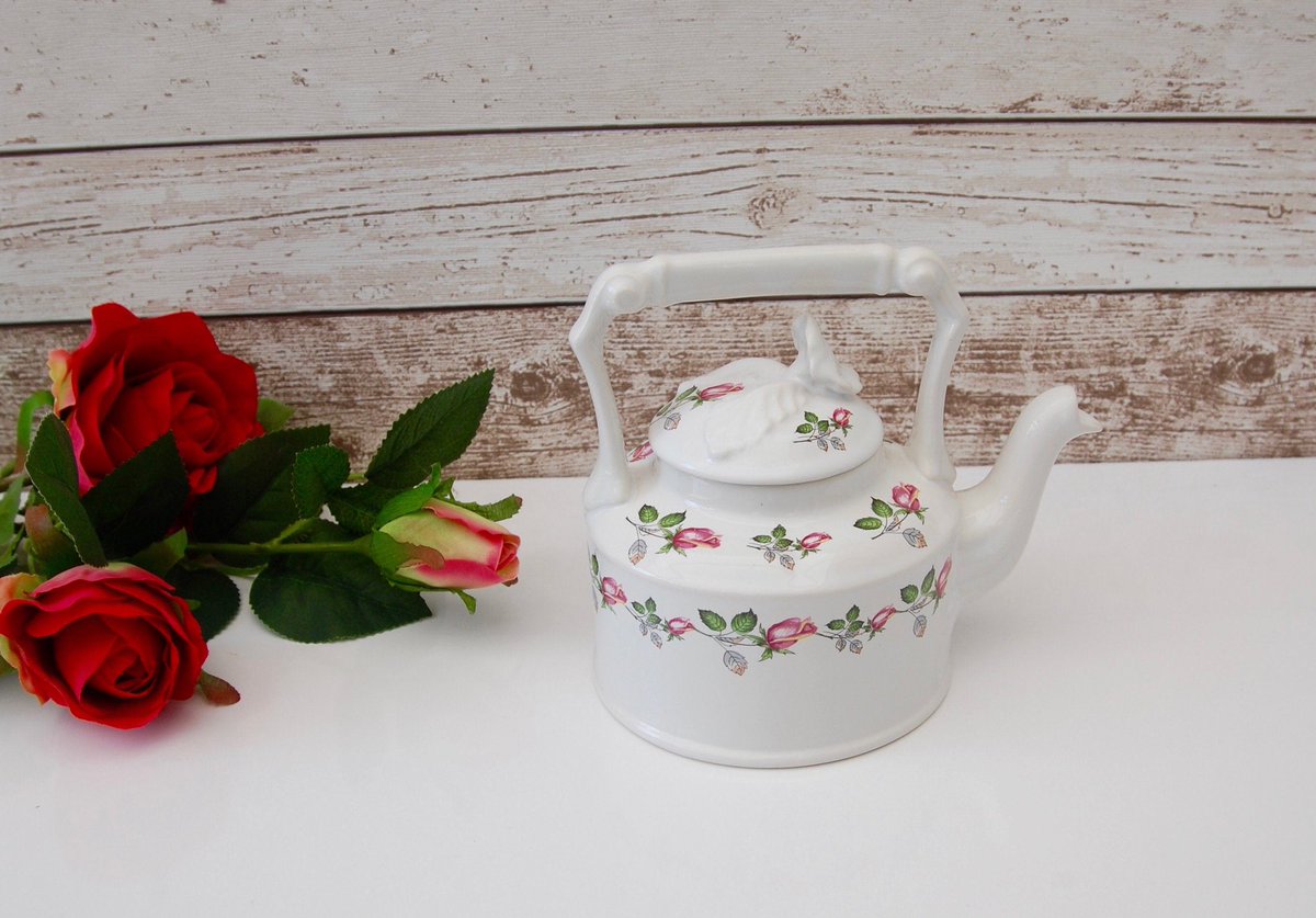 macisgerda's tweet image. Excited to share this item from my #etsy shop: Arthur Wood teapot, Model 6345, with rose chains and fixed handle etsy.me/2XSp1z9
#noveltyteapot #teapot #ArthurWood #teapotcollection #countrykitchen #roses #giftidea
