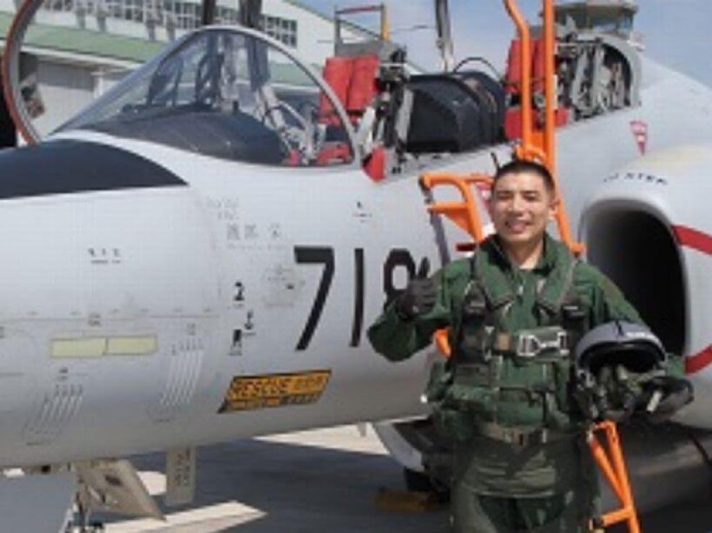 自衛隊埼玉地方協力本部 突然のクイズにたくさん回答していただき感謝だポン クイズの正解 埼玉地本の本部長の職種は 操縦 でした パイロットでも正解だポン 本部長はf 4 T 4のパイロット パイロット スーツ姿の本部長は最高にカッコいい